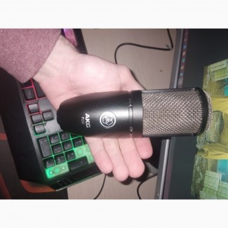 Продам б/у микрофон akg p220