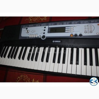 Продам б/у Синтезатор Yamaha PSR-E213 с обучающей программой