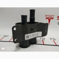 Переходник охладителя батареи бинокль в сборе Tesla model X S REST 1003117