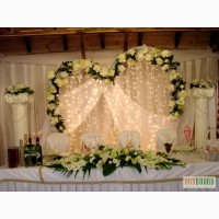 Украшение свадебного стола тканью и цветами,аренда арки на свадьбу,прокат ширмы,зал,чехлы