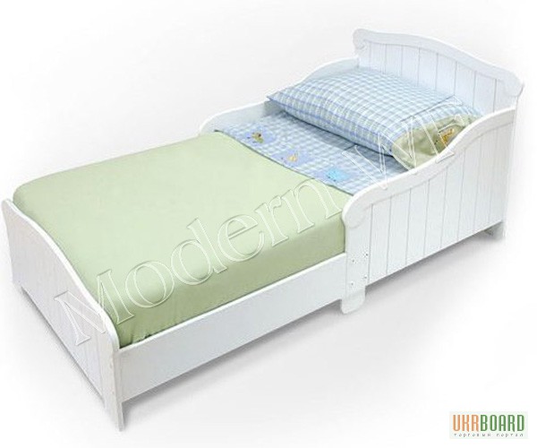 Кровать из натурального дерева для ребенка