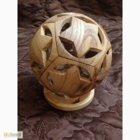 Сувенирный футбольный мяч изготовлен из дерева