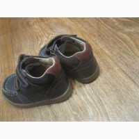 Продам кожаные детские ботинки Clarks