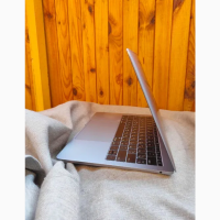 Продам MacBook Pro 13 2017 (Silver, 8/256 ГБ, A1708)