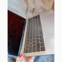 Продам MacBook Pro 13 2017 (Silver, 8/256 ГБ, A1708)