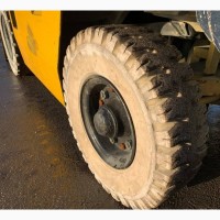 Вилочный бензиновый автопогрузчик Komatsu на немаркой цельнолитой резине